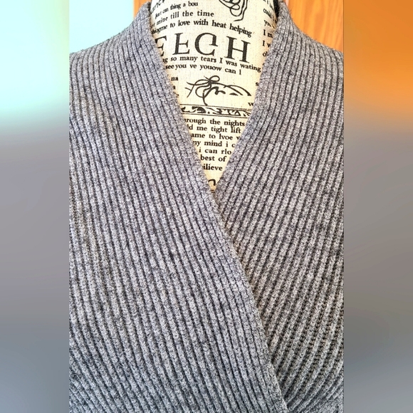 NWT! Gray Ribbed Sweater Size M - Picture 5 of 6